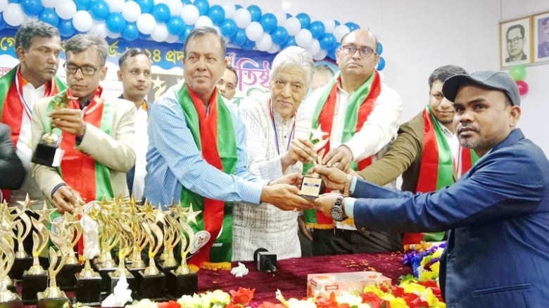 গোল্ডেন অ্যাওয়ার্ড পেলেন নিউজ বাংলা পত্রিকার সাংবা...