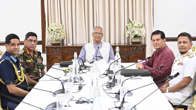 প্রধান উপদেষ্টার সাথে তিন বাহিনীর প্রধানের সাক্ষাৎ, নির্বাচনের প্রস্তুতি নিয়ে আলোচনা
