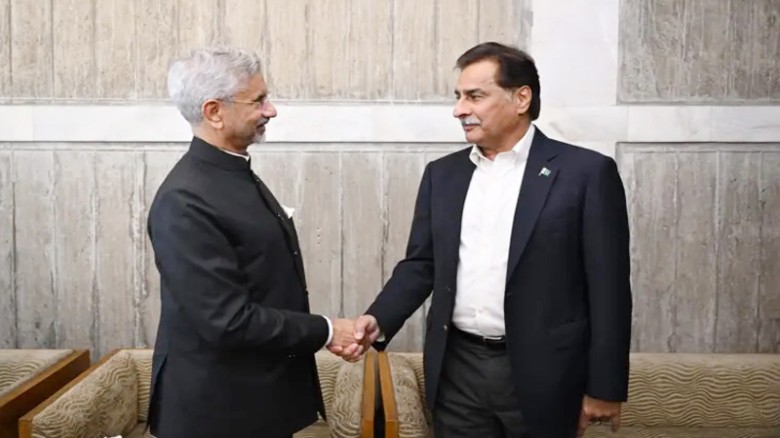ঢাকায় শুভেচ্ছা বিনিময় করলেন ভারতের পররাষ্ট্রমন্ত্রী ও পাকিস্তানের স্পিকার